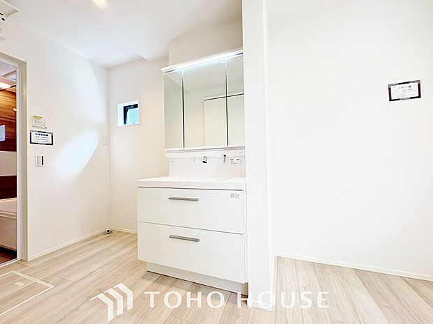 手で洗いたい大切な服など、広く使えると助かる洗面台は汚れの付きにくい形状と素材で造られております。