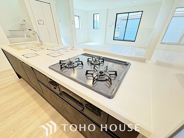 見た目に美しくインテリア性にも優れお掃除も簡単。3口コンロで忙しくても同時に調理で便利ですね。