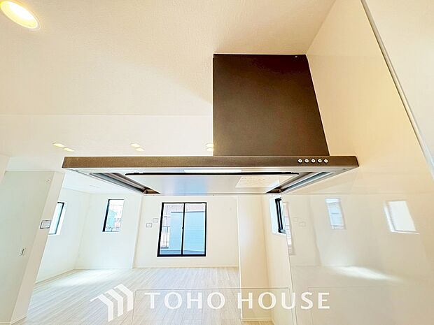 昨今主流のスリムタイプのレンジフード。スタイリッシュな見た目からインテリアとしても人気がある型です。