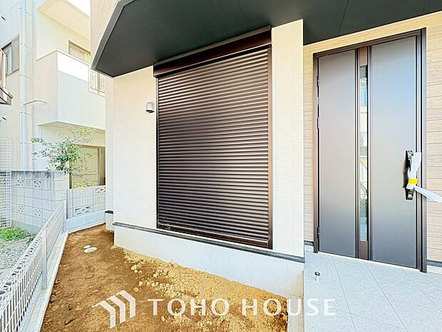 戸建にも防犯機能のシャッターを完備しております。寒い冬でも中から開閉が可能ですのでラクラクな所も便利です。