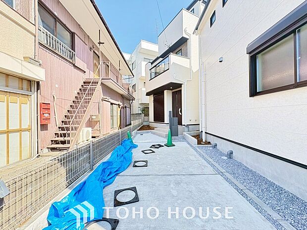 ゆったりとした駐車スペースを確保いたしましたので、大きめのお車でも駐車可能です。