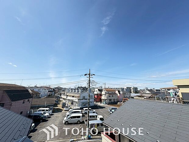 その豊かな眺望にふさわしい空間には、通風　採光にも優れ、心地よい光と風があふれています。