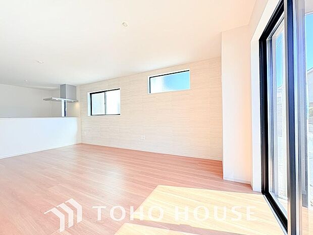 リビングも広く設け、訪れる人々を暖かく迎えてくれます。