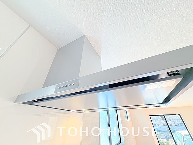 キッチンの換気扇はスタイリッシュなデザインで、日々のお手入れもラクラクな仕様となっております。