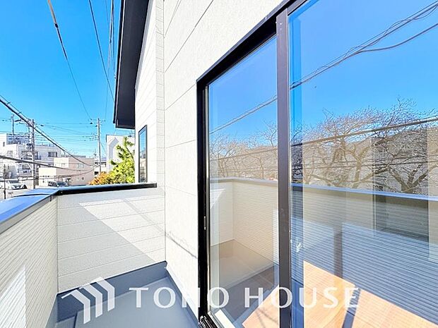 暖かい陽ざしが差込むバルコニーは、晴れた日には、洗濯物が良く乾きます。また、風通しも良好です。