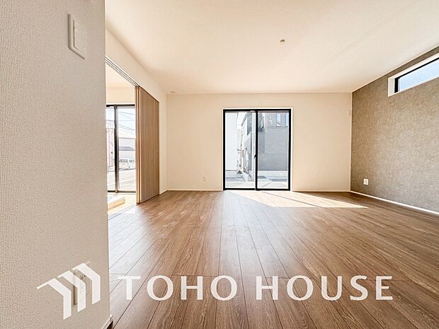 光が注がれる青い空から鮮やかに赤色にゆっくりと染まる。そんな優しい時間がここでは流れてゆく。