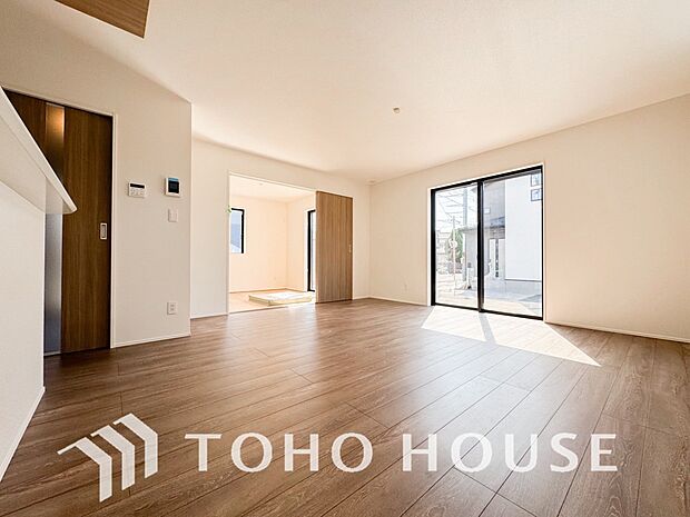 リビングも広く設け、訪れる人々を暖かく迎えてくれます。