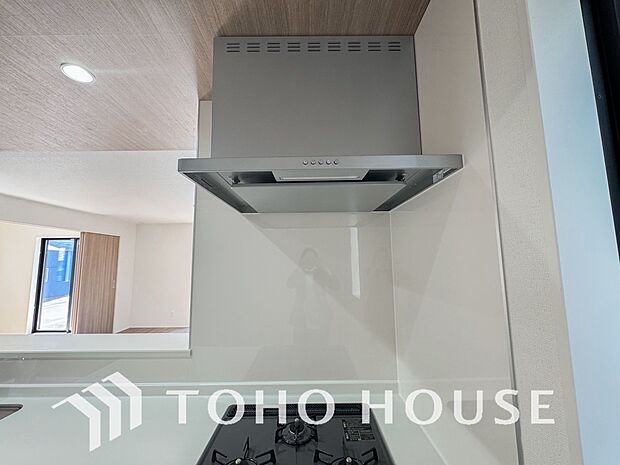 キッチンの換気扇はスタイリッシュなデザインで、日々のお手入れもラクラクな仕様となっております。
