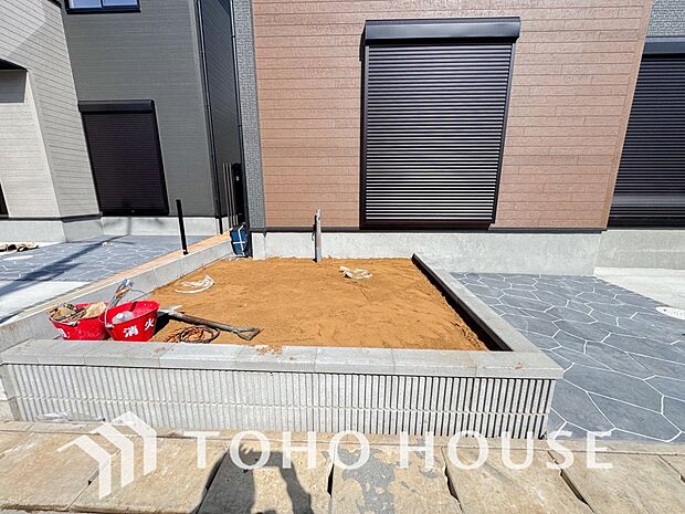 お子様がお庭で遊ぶのを見守りつつ、キッチンでお料理やリビングでくつろぐことができる安心な間取り。