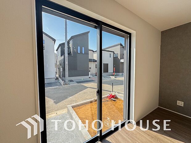 「ペアガラス」断熱複層ガラスとも呼ばれます。ガラスとガラスの間に空気層や特殊ガス層を作ることで、断熱性能や結露防止効果を高めたガラスを採用したサッシが装備されています。