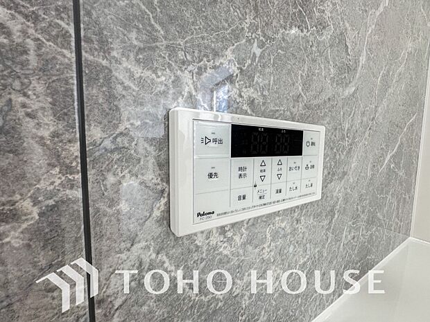 お風呂場と台所に操作リモコンがあり、キッチン近くにある給湯リモコンは、お料理の最中でもリビングで寛いでいるなかでもボタン一つで簡単に沸かせて便利ですね。