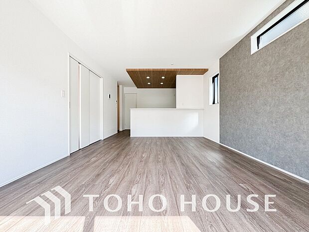 リビングも広く設け、訪れる人々を暖かく迎えてくれます。