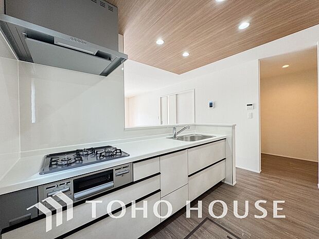 キッチンの収納は、デッドスペースになりやすい箇所を有効活用できる、スライド式収納を採用しました。