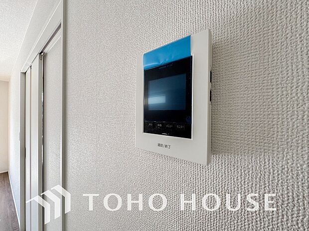 「見える安心」をカタチにしました。誰が来てもわかる様にモニター付きインターホンを設置。家事導線を考慮した個所に設置し、防犯性と利便性に優れ快適と安らぎを合わせた優しい設計。