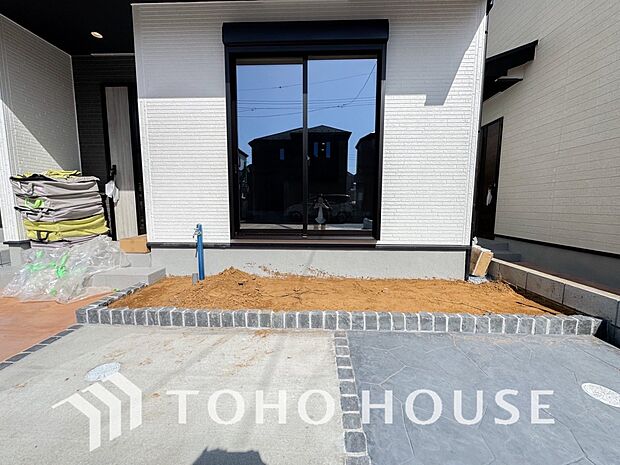 めまぐるしく過ぎ行く日々の中で、休息と癒しを提供してくれる空の下のプライベート空間があります。