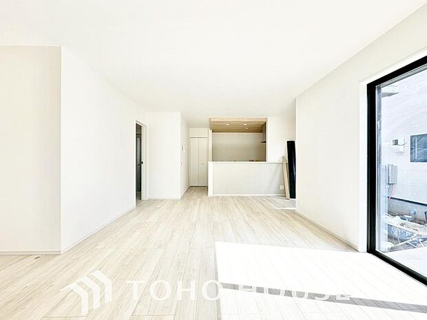 爽やかな通風と採光を存分に感じる事が出来る空間。毎日の暮らしに癒しをもたらす居心地の良いリビング。