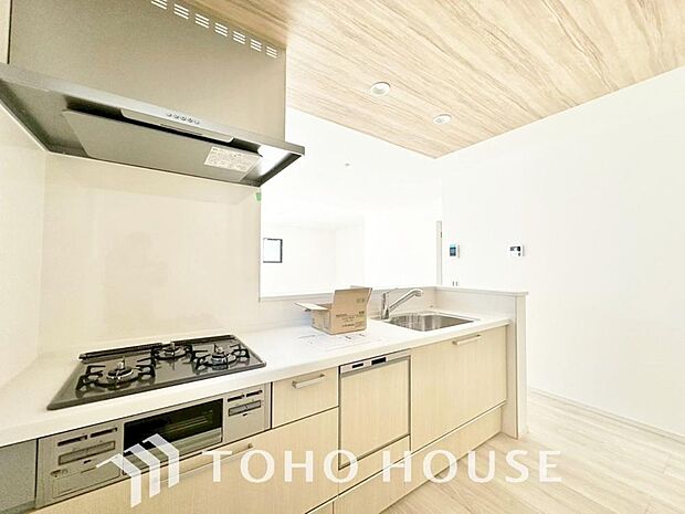 美しく使いやすいキッチン空間。優しい温もりを醸し出すキッチンは料理の為の配慮を随所に注ぎました。