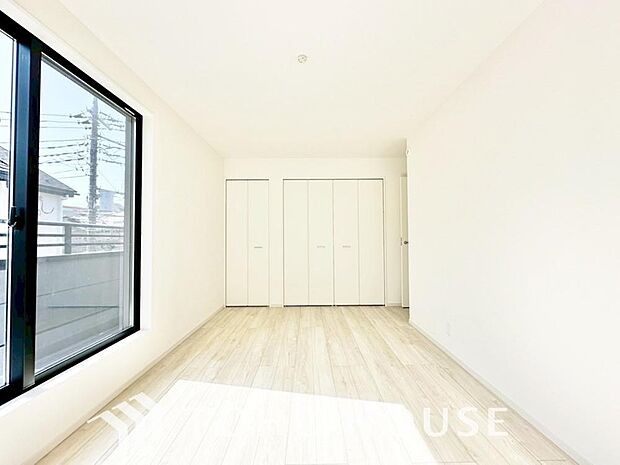 落ち着いたカラーの室内。インテリアやファブリックでお好みのテイストデザインを取り入れて頂けます。