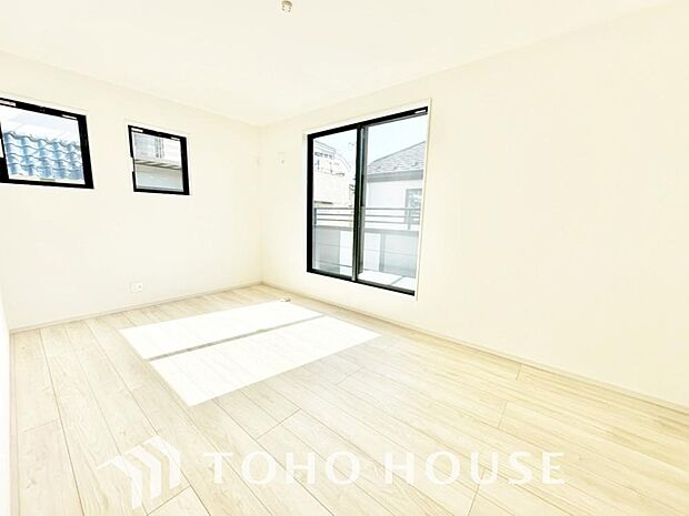 快適な光を取り入れ、心地よい風を取り入れます。心と体をゆったりと安らげる寝室。