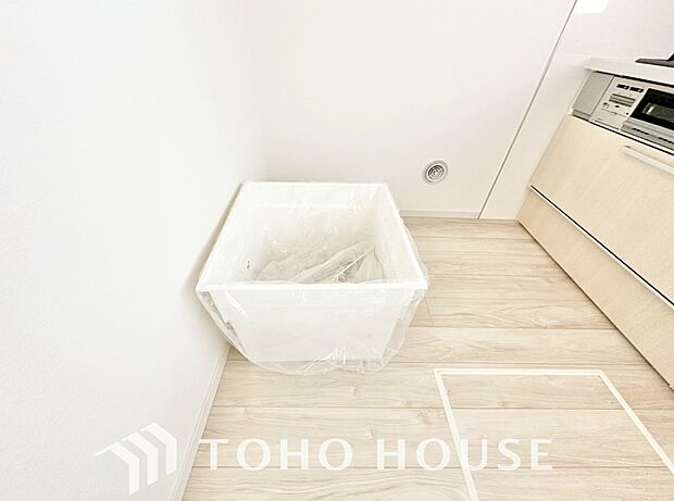 スペースを上手く活用した床下収納はあると何かと便利。食料のストック品はもちろん、掃除用具など。