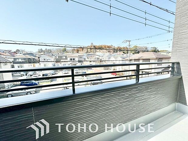 暖かい陽ざしが差込むバルコニー。晴れた日には、洗濯物が良く乾きます。風通しも良好です。