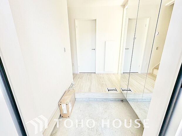 ゲストを招き、家族を迎える玄関は、ディスプレイや照明にこだわってみてはいかがでしょうか。