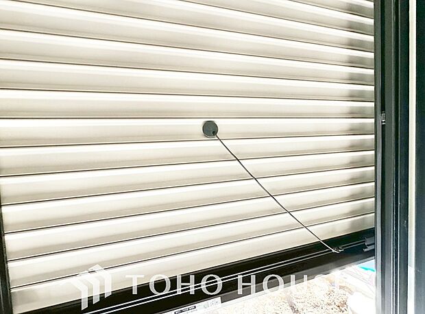 防犯機能のシャッターを完備しております。寒い冬でも中から開閉が可能ですのでラクラク便利。