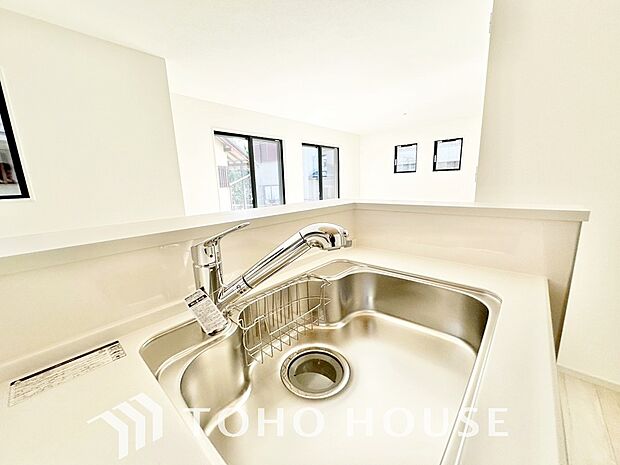 浄水器。ボタンひとつで浄水と原水に切り替えられる浄水器一体型水栓を使用。