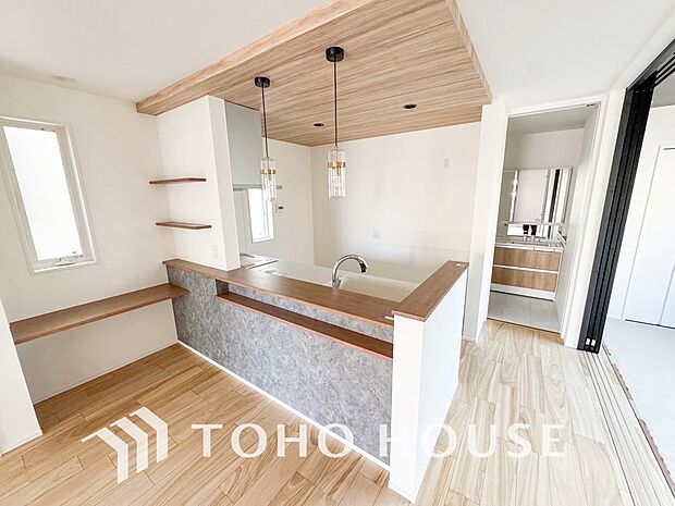 朝は爽やかな日差しを浴びながら、家族みんなでおいしい朝食。昼下がりにはのんびりと過ごすひと時。