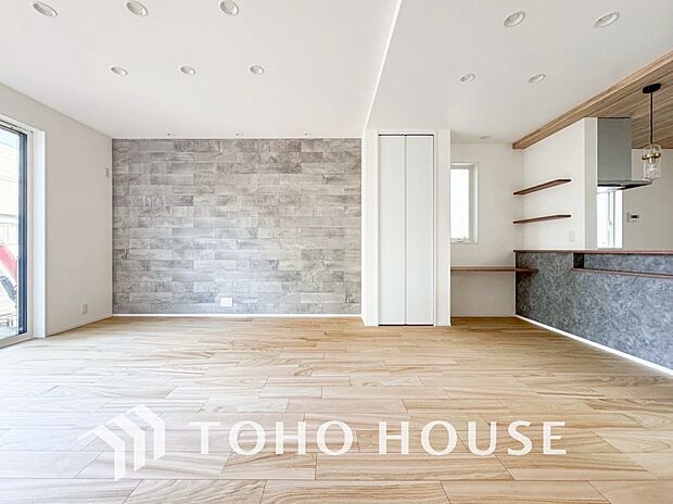 光と風があふれる開放的なリビングダイニングには自然と家族みんなが集まってきます。