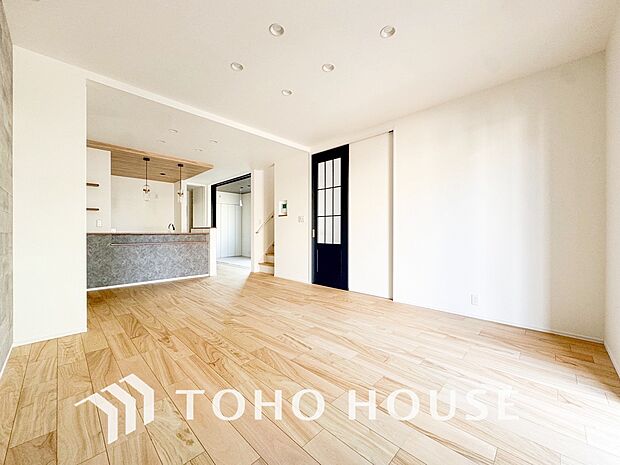 LDKでは家族が集まり、明るく穏やかな空気のなかで飲んだり、食べたり、笑ったり。