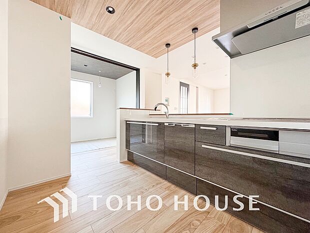 広々としたキッチンスペースで作業ができると、お料理の腕も日に日に上がりそうな気がしてきます。