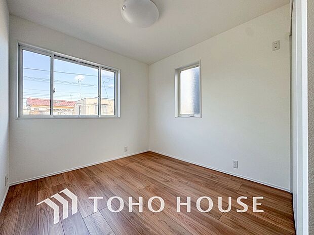 大きくとった窓から快適な光と心地よい風を取り入れます。心と体をゆったりと安らげる寝室。