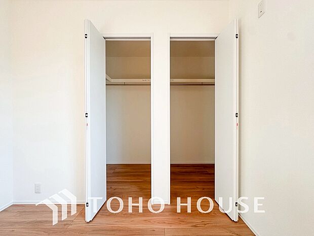 居室にはクローゼットを完備し、自由度の高い家具の配置が叶うシンプルな空間です。