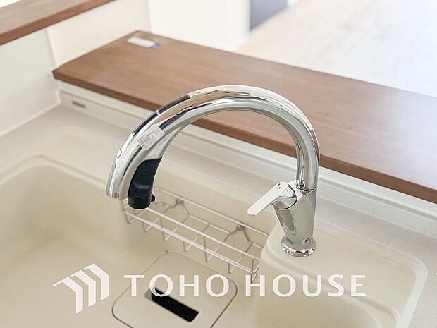 浄水器。ボタンひとつで浄水と原水に切り替えられる浄水器一体型水栓を使用。