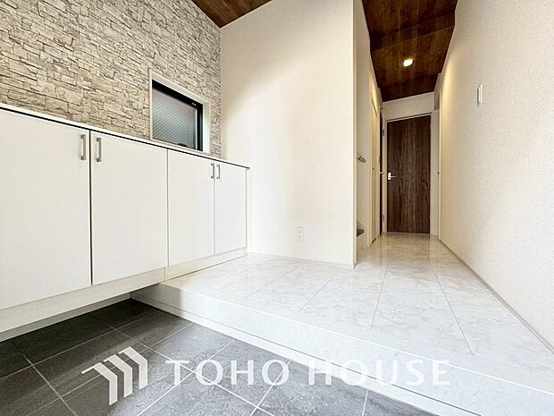 ゲストを招き、家族を迎える玄関は、ディスプレイや照明にこだわってみてはいかがでしょうか。