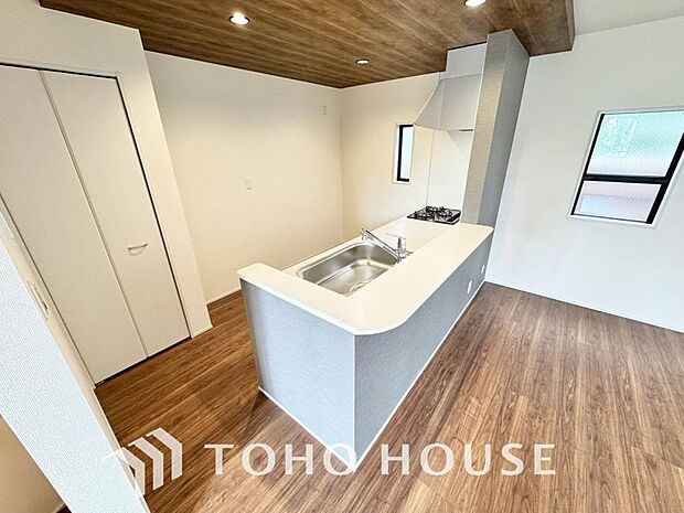 爽やかな通風と採光を存分に感じる事が出来る空間。毎日の暮らしに癒しをもたらす居心地の良いリビング。