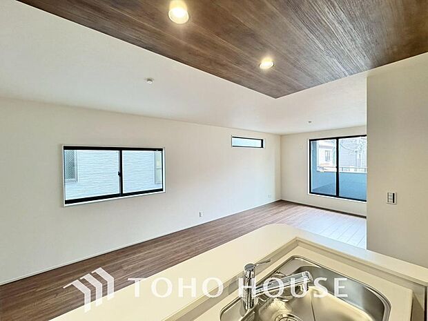 光と風があふれる開放的なリビングダイニングには自然と家族みんなが集まってきます。