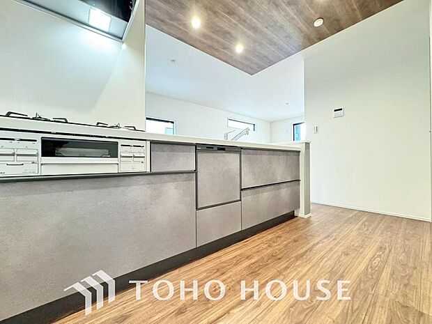 美しく使いやすいキッチン空間。優しい温もりを醸し出すキッチンは料理の為の配慮を随所に注ぎました。