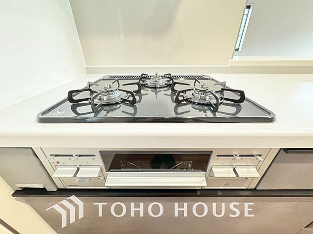 3口コンロは一度に複数のお料理を作ることができるメリットがあります。毎日のキッチンタイムを効率よく。
