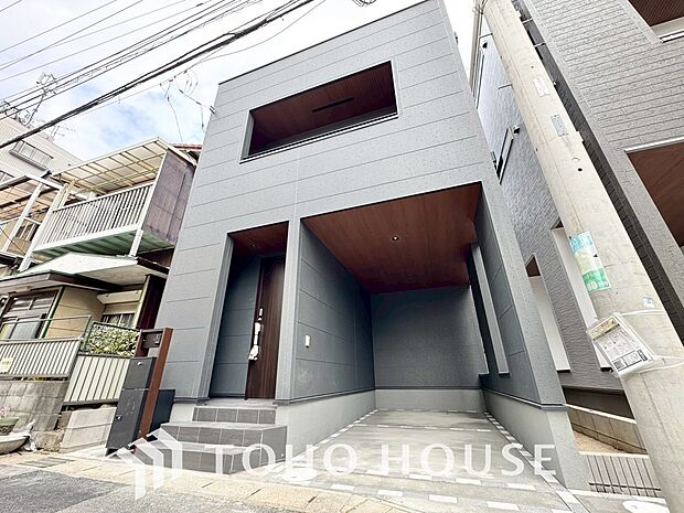 ビルトインガレージ。風雨を避けて乗り降りができます。