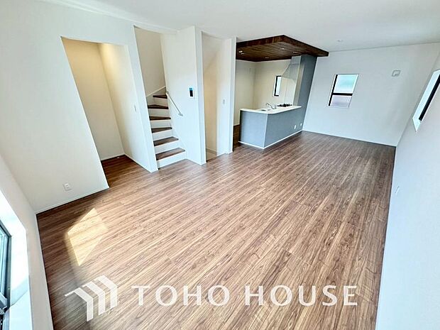 一日の中で多くの時間を過すことになるリビング。爽やかな通風と採光を存分に感じる事が出来る空間です。