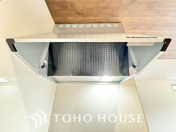 調理中の煙や臭いを効率的に排出し、キッチン空間を清潔に保ちます。