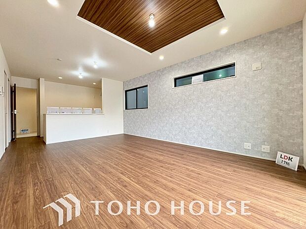 広々としたLDKは、家族が自然に集まりやすく、一緒に過ごす時間を楽しめる工夫が施されています。