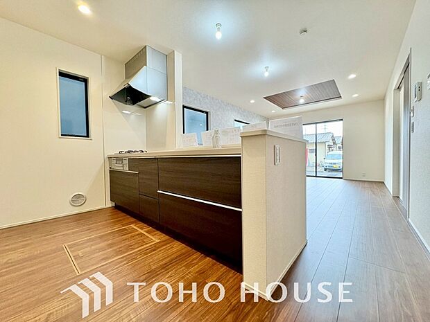 家族みんなでゆったりと調理や食事の準備ができる十分な広さを確保した、快適なキッチンスペース。