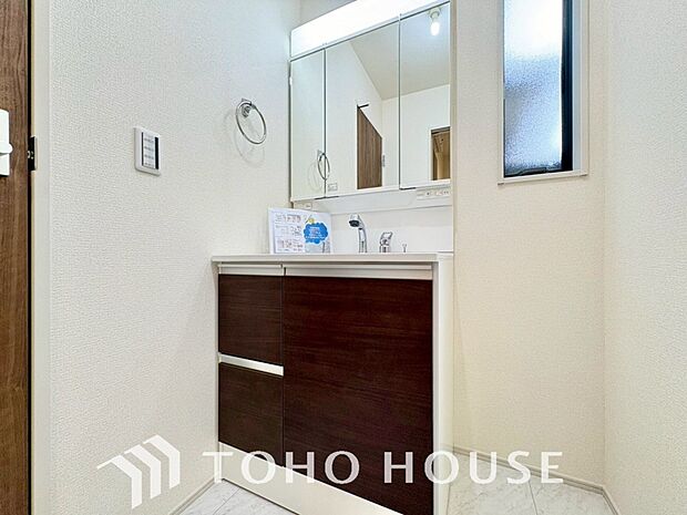 収納もさる事ながら、朝の慌ただしい時間もホテルライクなスペースで余裕とゆとりを感じて頂けます。