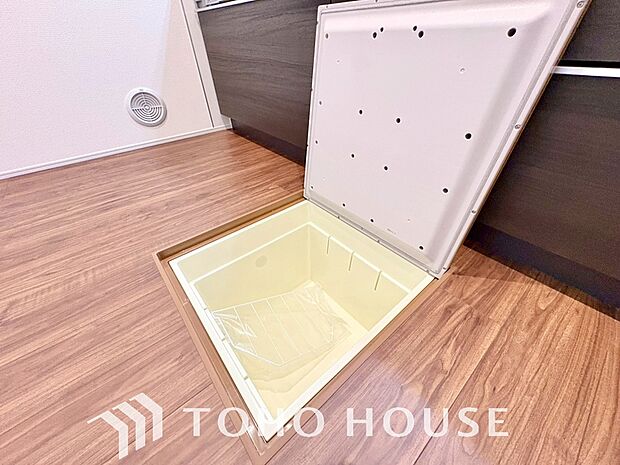 床下収納の場合は使っていない空間を有効利用するので、キッチンを狭くすることなく収納場所を増やせます。