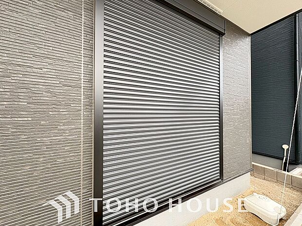 戸建にも防犯機能シャッターを完備しております。寒い冬でも中から開閉が可能ですのでラクラクな所も便利です。