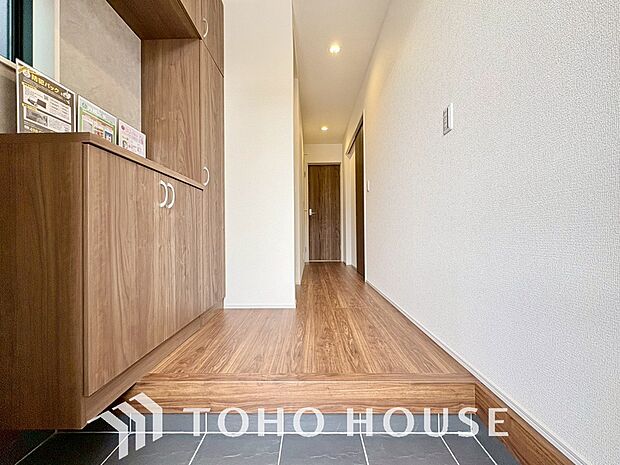 毎日みんなを見送り、そして迎え入れる場所だから。帰りたくなる家をテーマに設計した、自慢の玄関です。