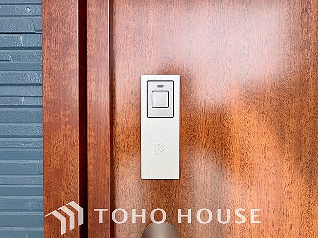 ボタン一つで施錠・解錠できる電子錠は、防犯意識の高まりから補助錠として選ばれることが増えています。